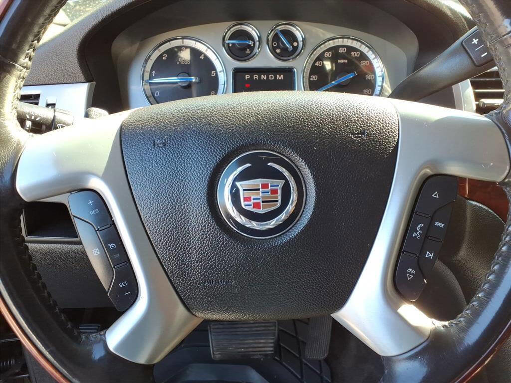 Used 2011 Cadillac Escalade AWD image 26