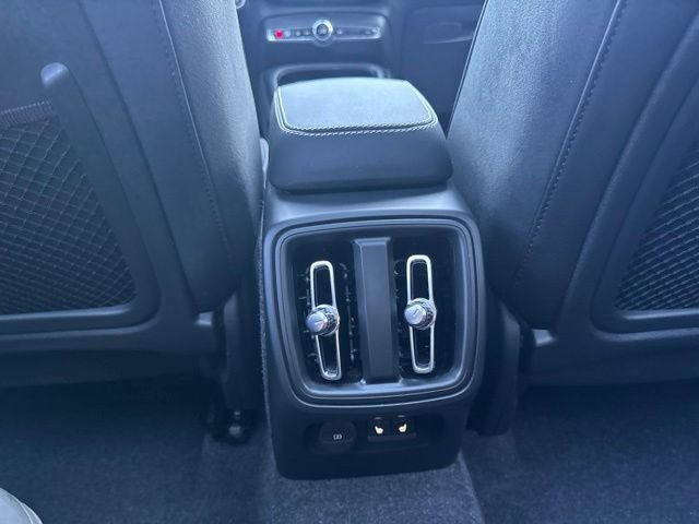 Certified 2025 Volvo XC40 B5 Plus AWD/4WD image 17