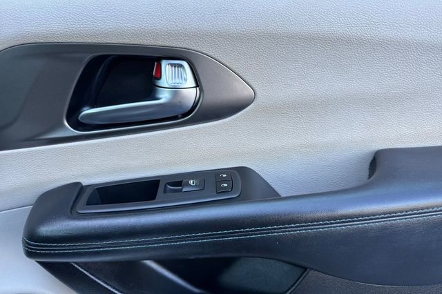 Used 2021 Chrysler Pacifica Touring-L FWD image 22