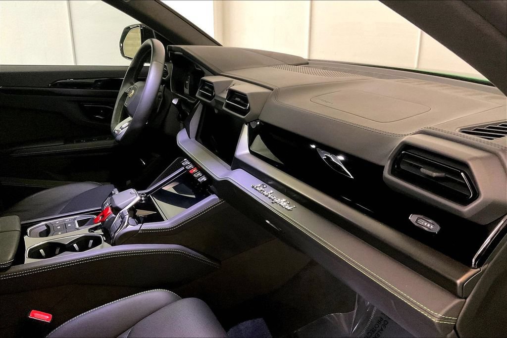 Used 2025 Lamborghini Urus SE AWD/4WD image 13