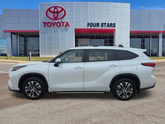 Used 2023 Toyota Highlander XLE AWD/4WD image 1