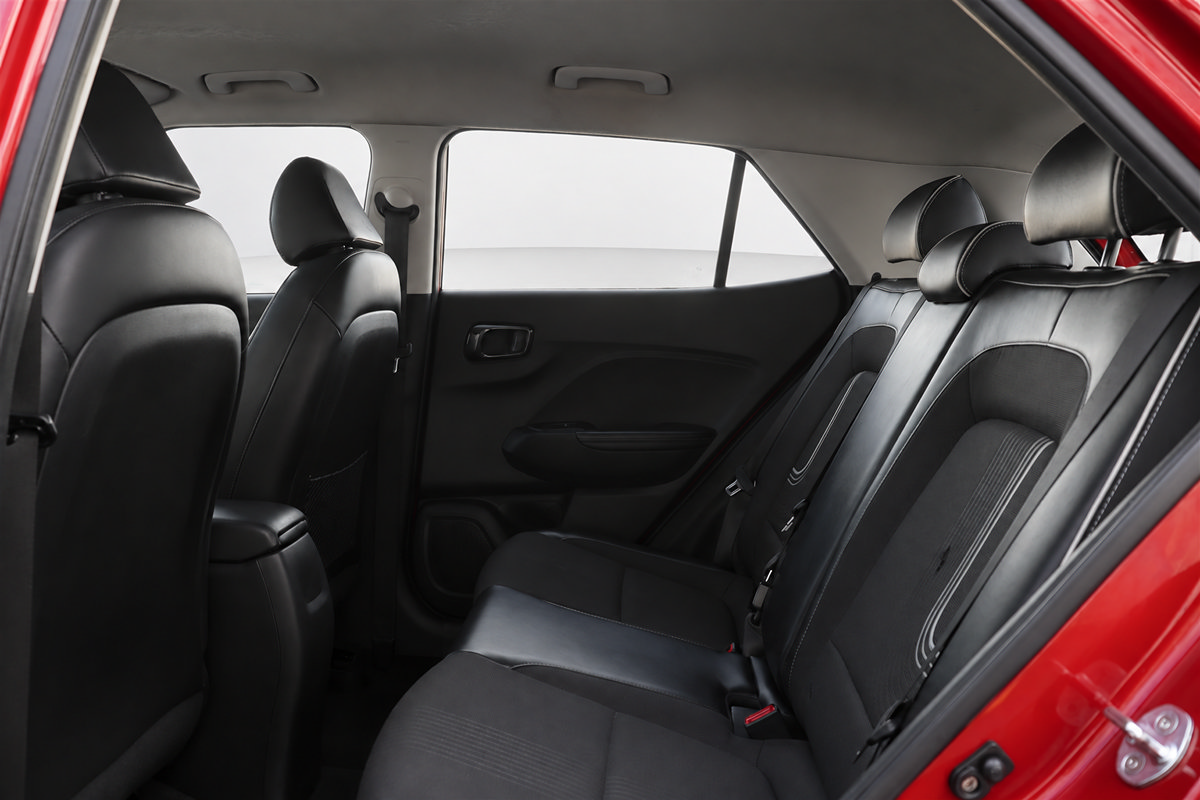 Used 2022 Hyundai Venue Limited FWD image 17