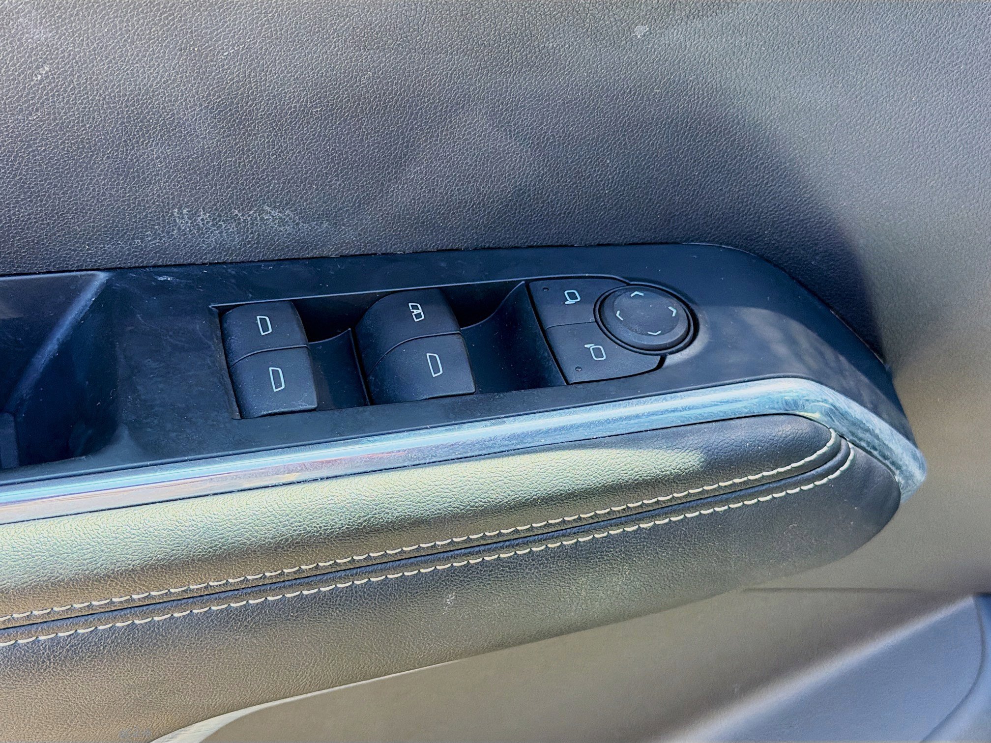 Used 2024 GMC Acadia Elevation image 23