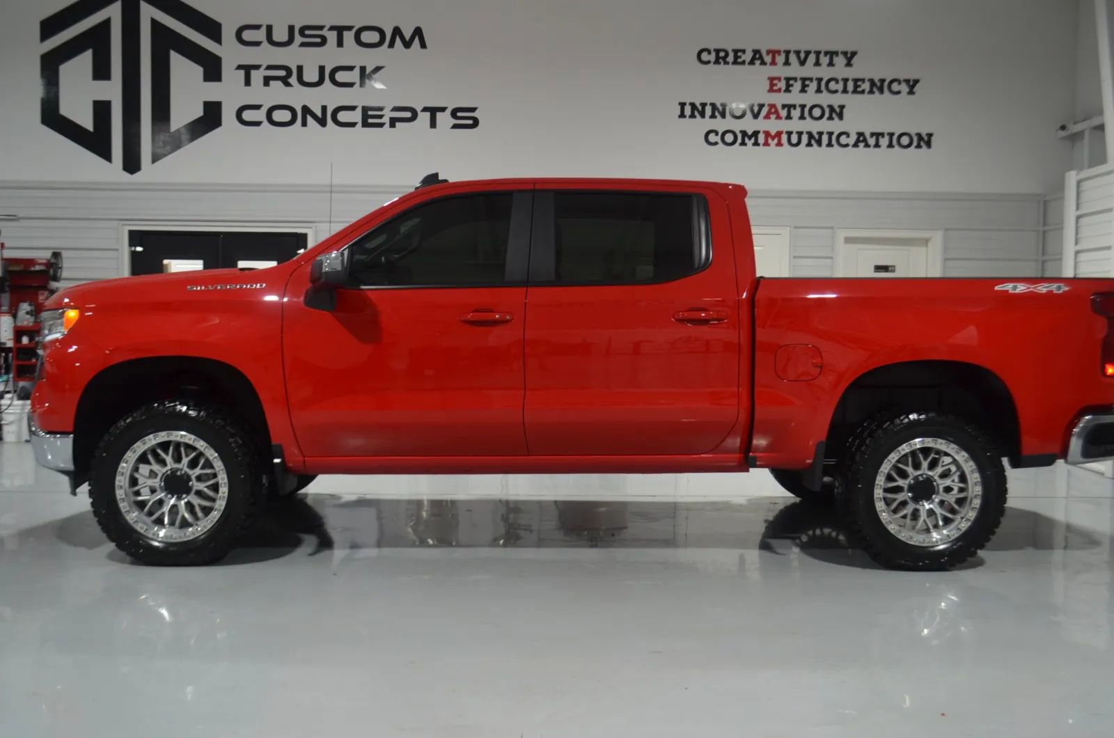 Used 2025 Chevrolet Silverado 1500 LT image 4