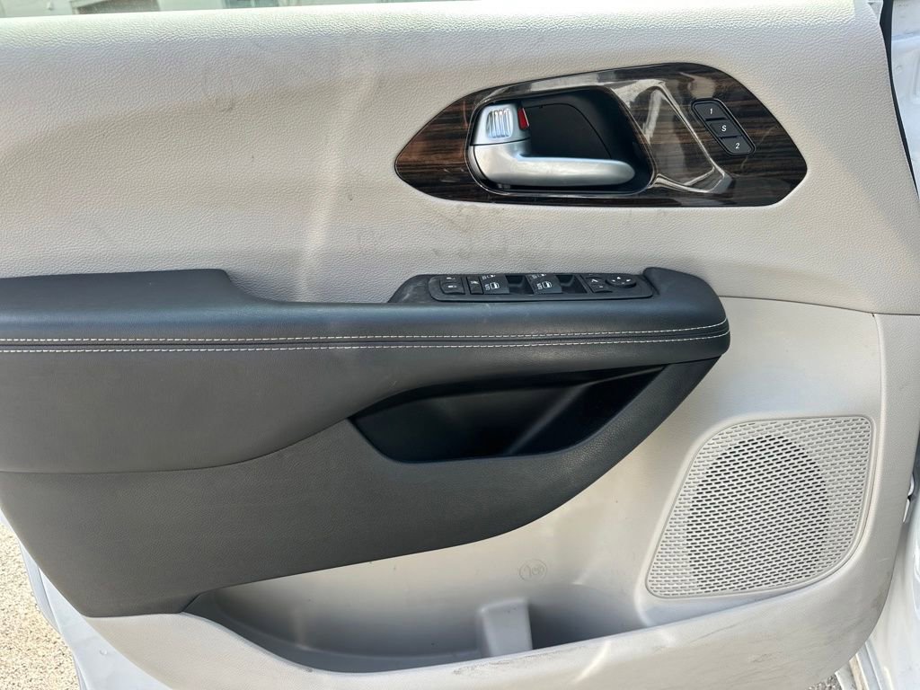 Used 2024 Chrysler Pacifica Limited FWD image 41