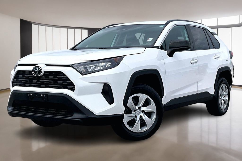 Used 2021 Toyota RAV4 LE image 1