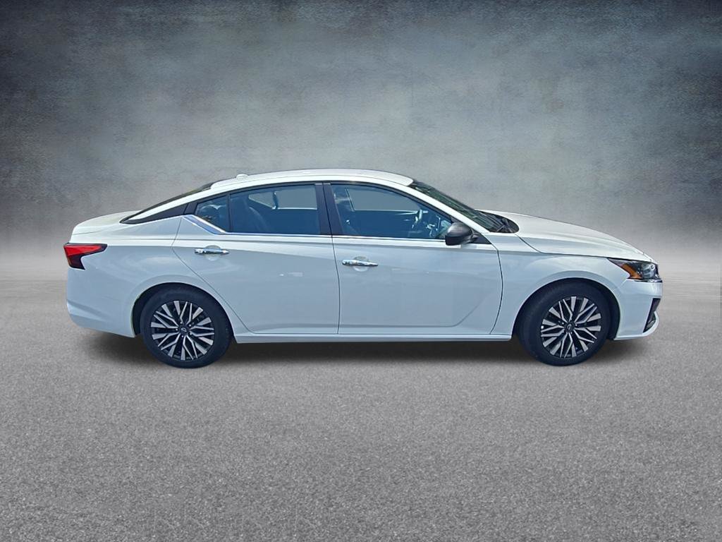 Used 2025 Nissan Altima 2.5 SV FWD image 8