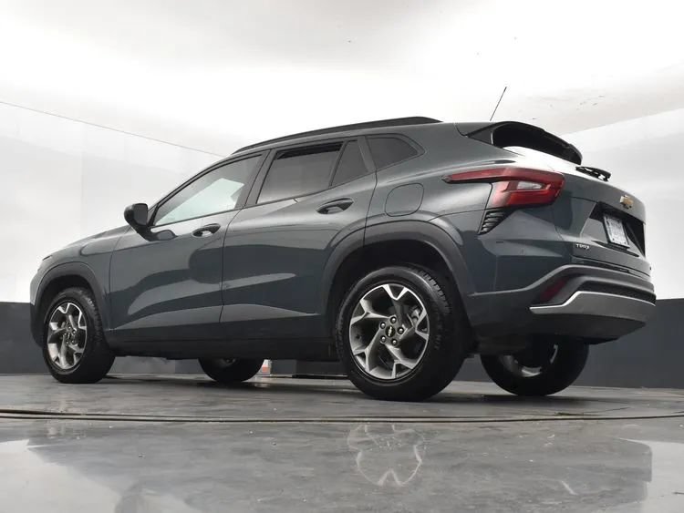 Used 2025 Chevrolet Trax LT FWD image 12