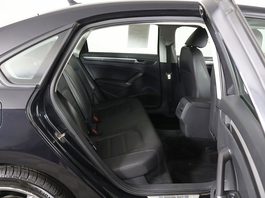 Used 2018 Volkswagen Passat 2.0T R-Line w/ R-Line Lighting Package FWD image 26