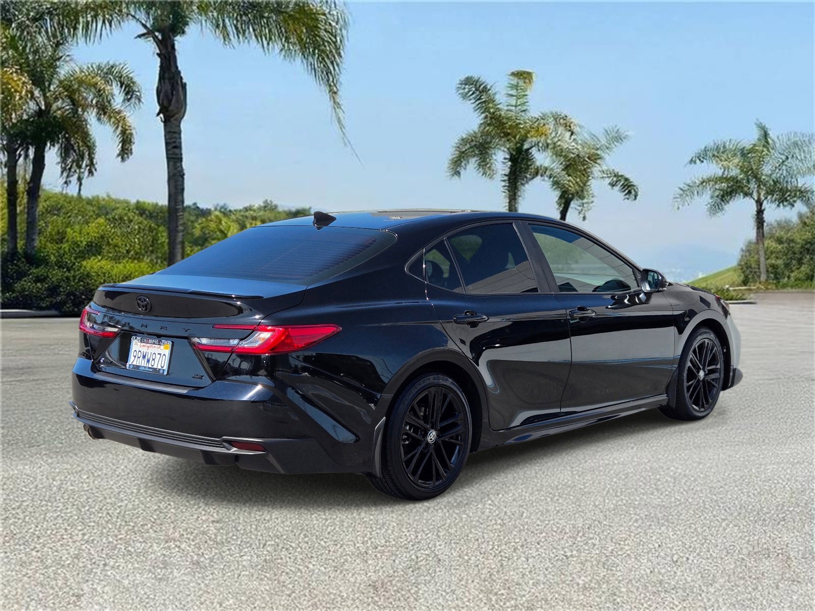 Used 2025 Toyota Camry SE w/ Convenience Package FWD image 4