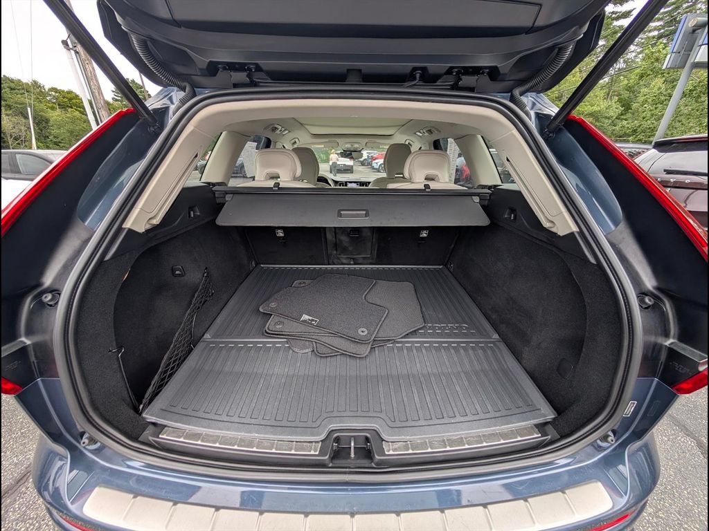 Certified 2024 Volvo XC60 T8 Ultimate w/ Protection Package Premier AWD/4WD image 6