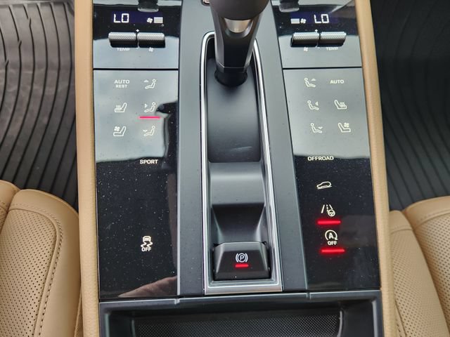 Used 2025 Porsche Macan AWD/4WD image 18