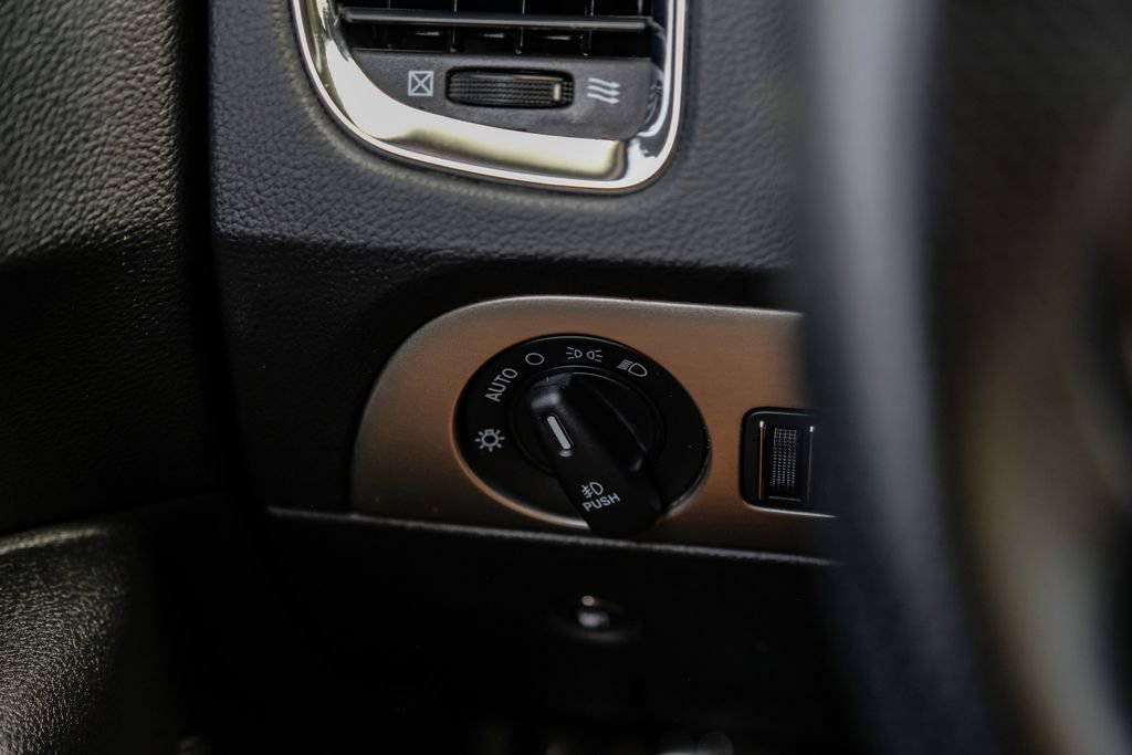 Used 2018 Dodge Durango SXT w/ 3rd Row Seating Group RWD image 30