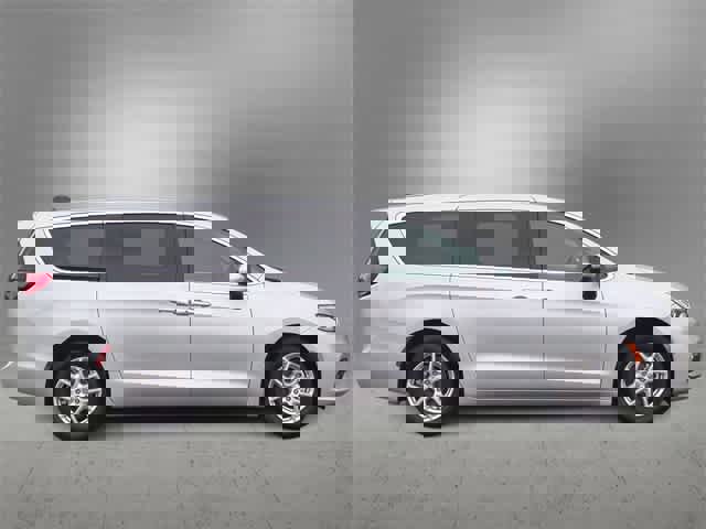 Used 2023 Chrysler Pacifica Touring-L image 9