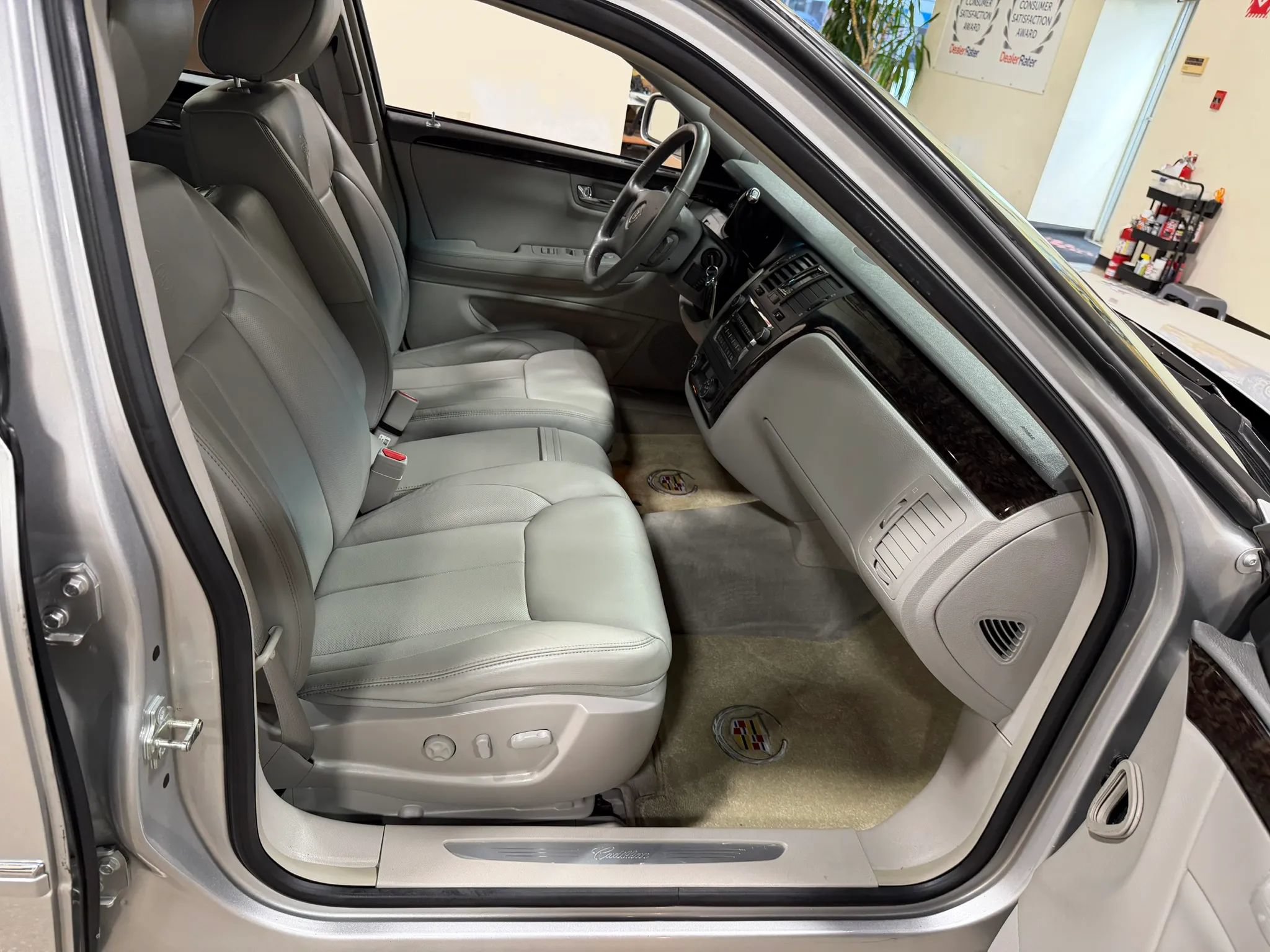 Used 2009 Cadillac DTS w/ Trunk Convenience Package FWD image 36