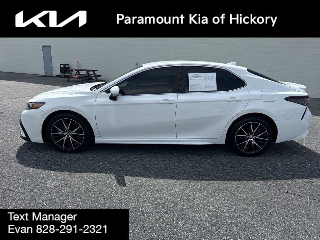 Used 2023 Toyota Camry SE AWD/4WD image 4