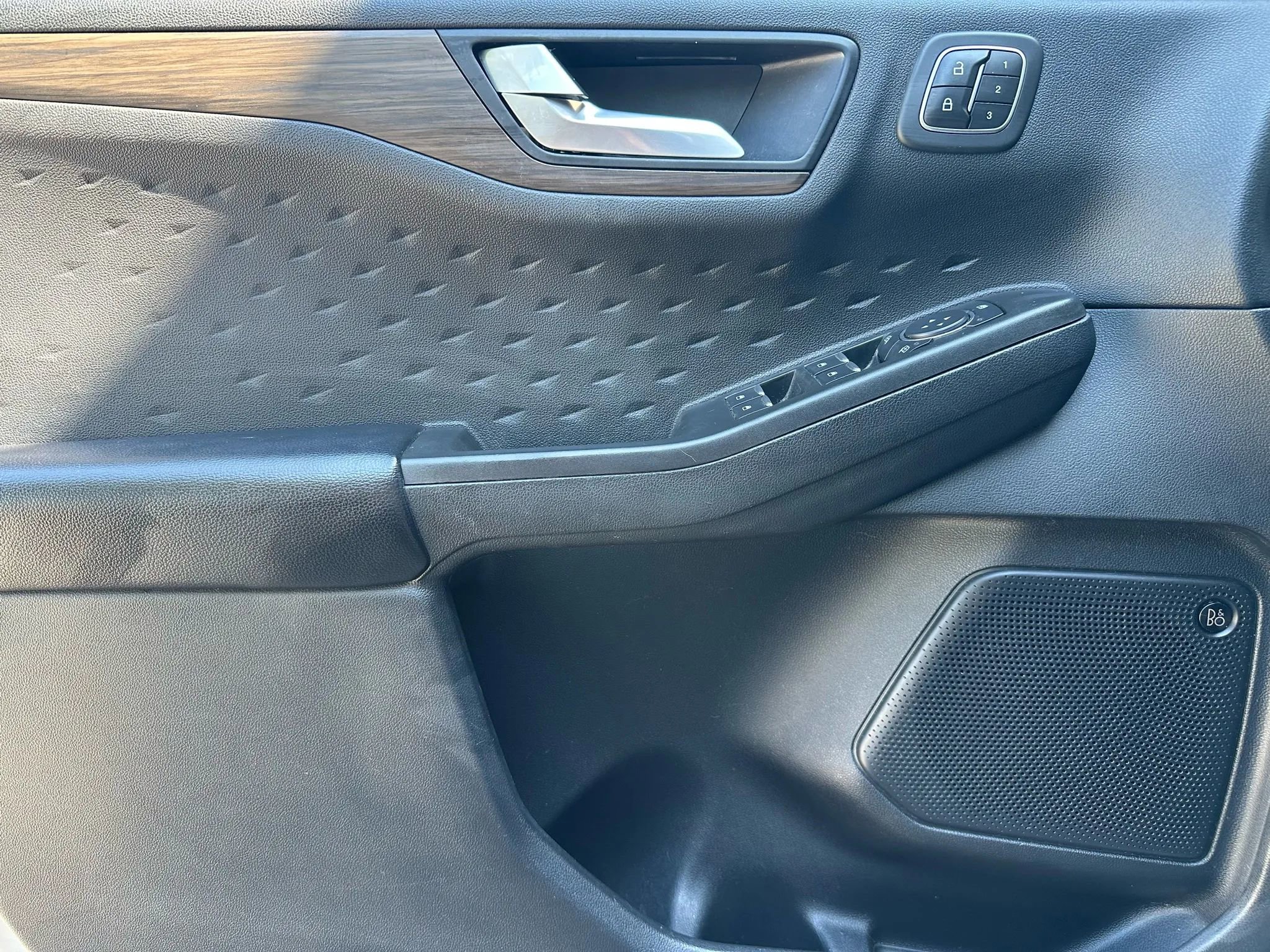 Used 2020 Ford Escape Titanium image 9