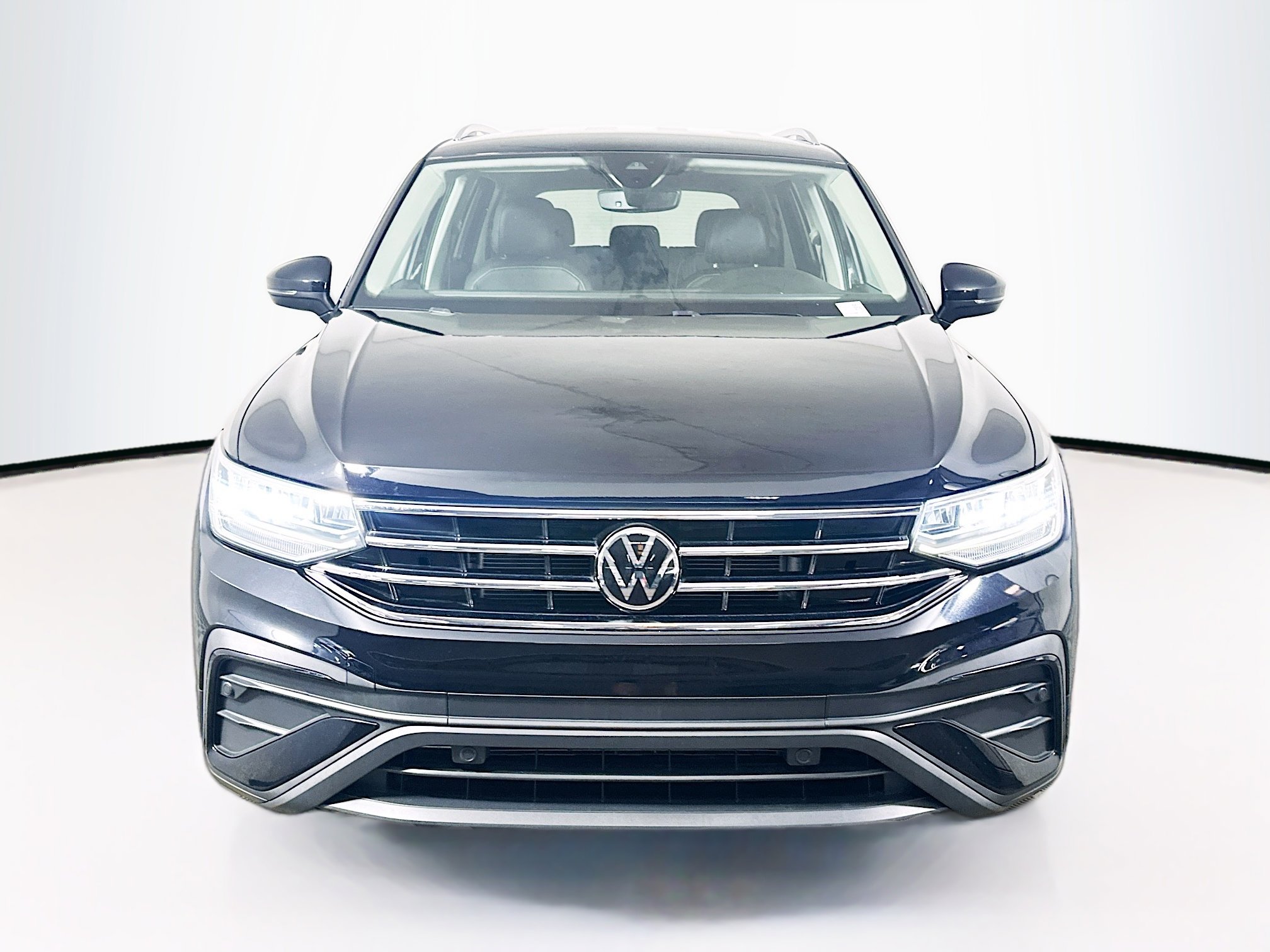 Used 2023 Volkswagen Tiguan SE FWD image 2