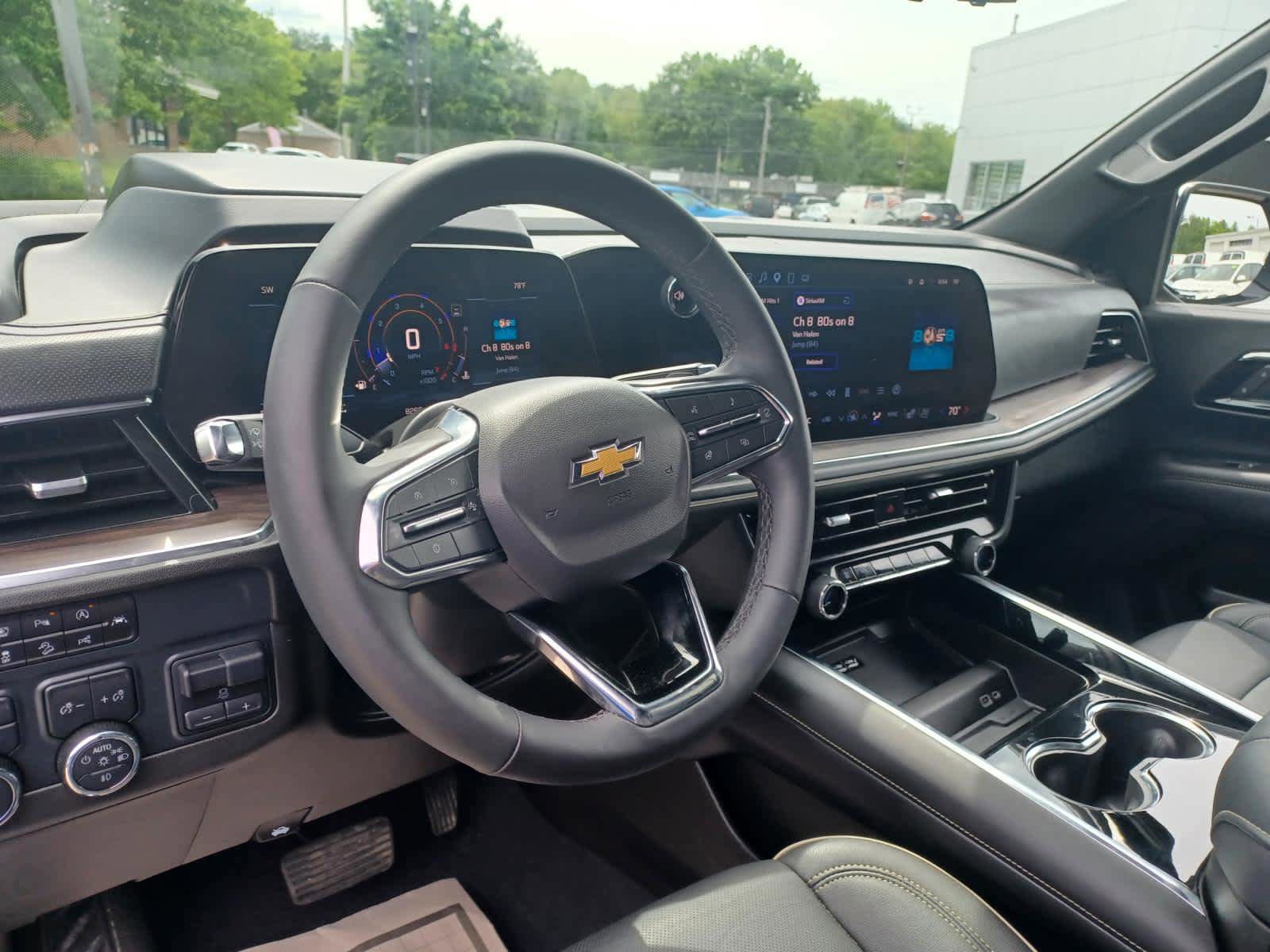 Used 2025 Chevrolet Suburban Premier AWD/4WD image 8