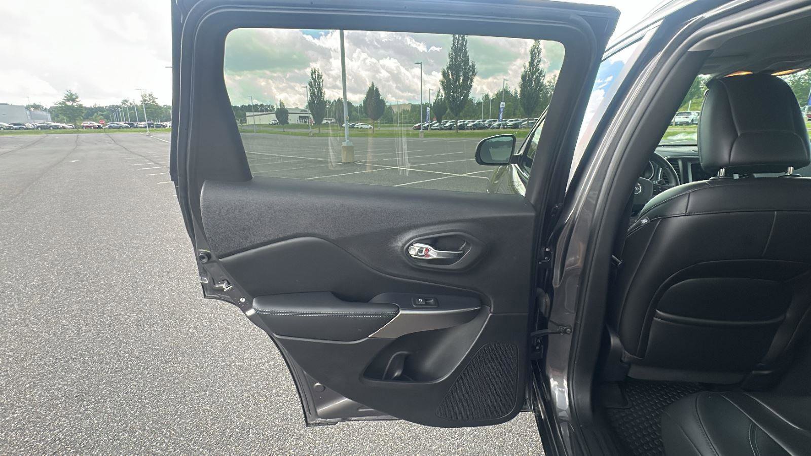 Used 2019 Jeep Cherokee Latitude Plus w/ Comfort/Convenience Group image 23