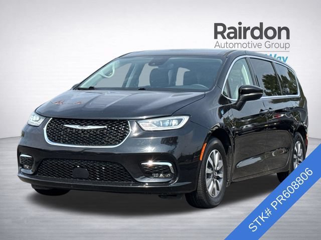 Used 2023 Chrysler Pacifica Touring-L FWD image 2