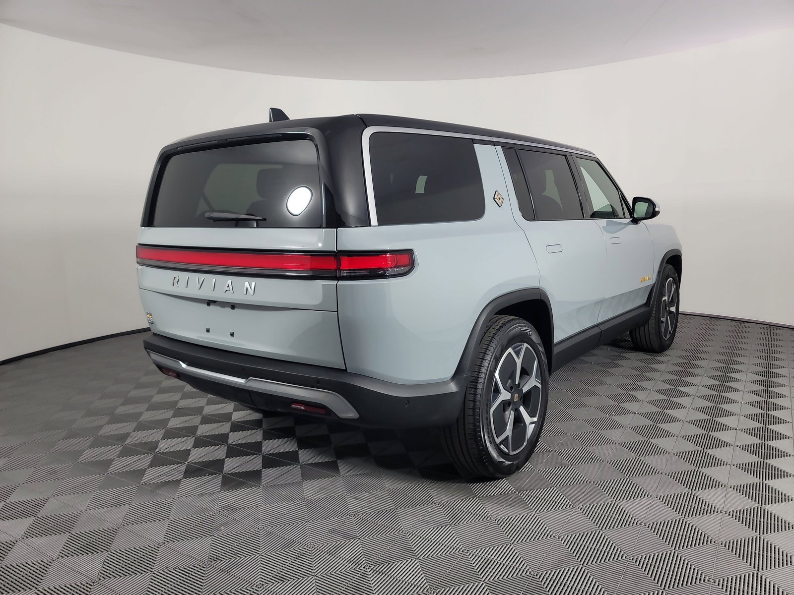 Used 2024 Rivian R1S Adventure AWD/4WD image 5