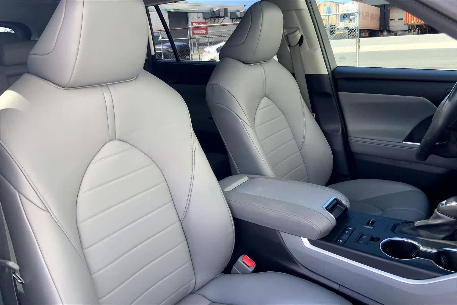 Used 2021 Toyota Highlander XLE FWD image 13