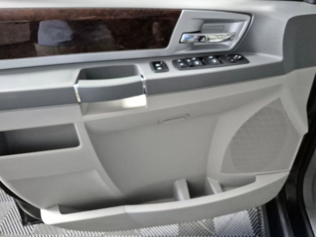 Used 2009 Chrysler Town & Country Touring FWD image 14
