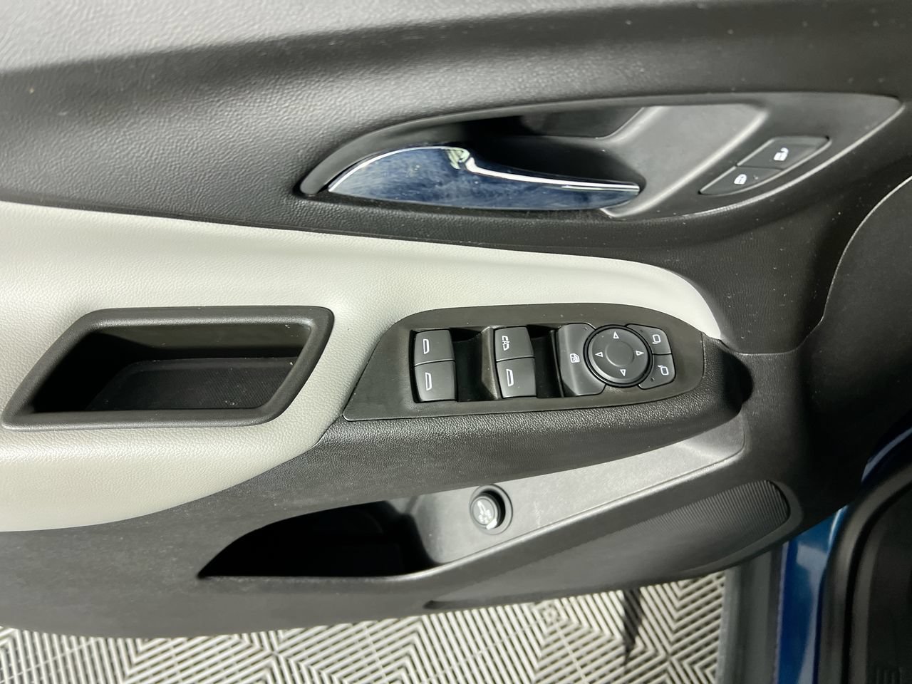 Used 2020 Chevrolet Equinox LT FWD image 12