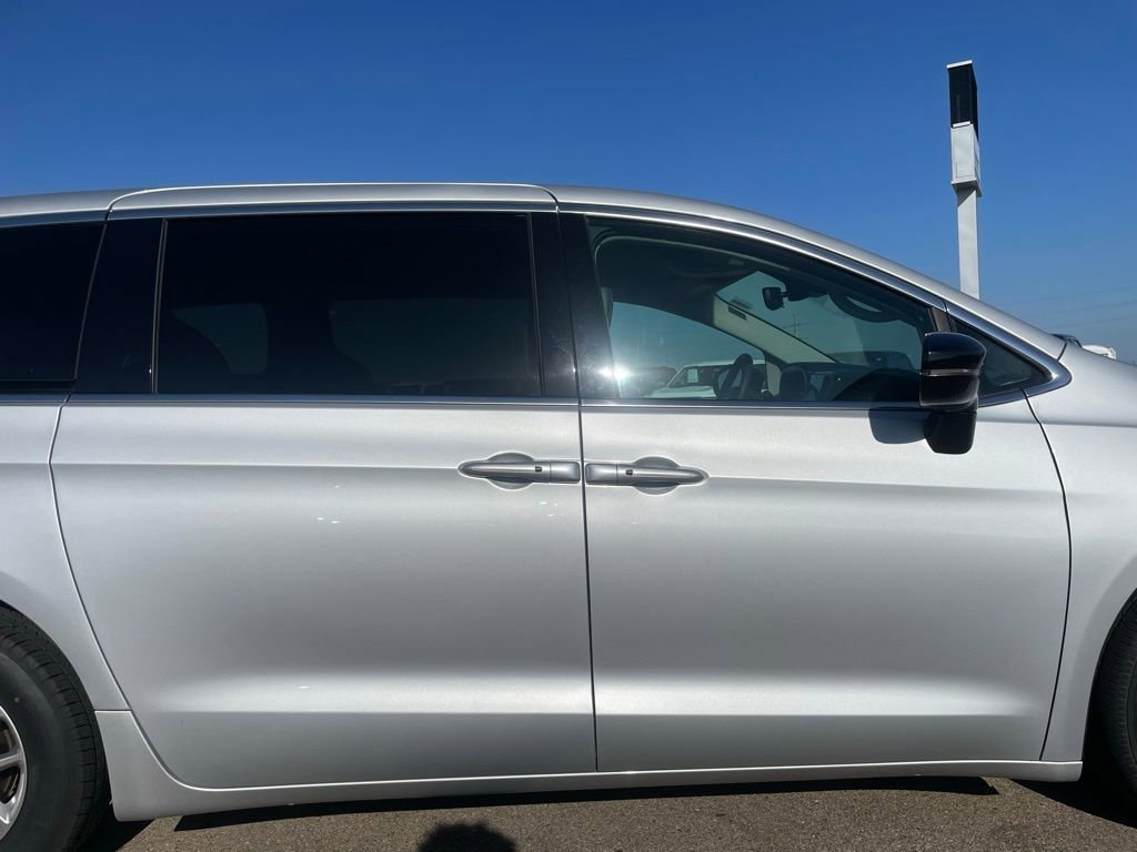 Used 2024 Chrysler Pacifica Touring-L image 37