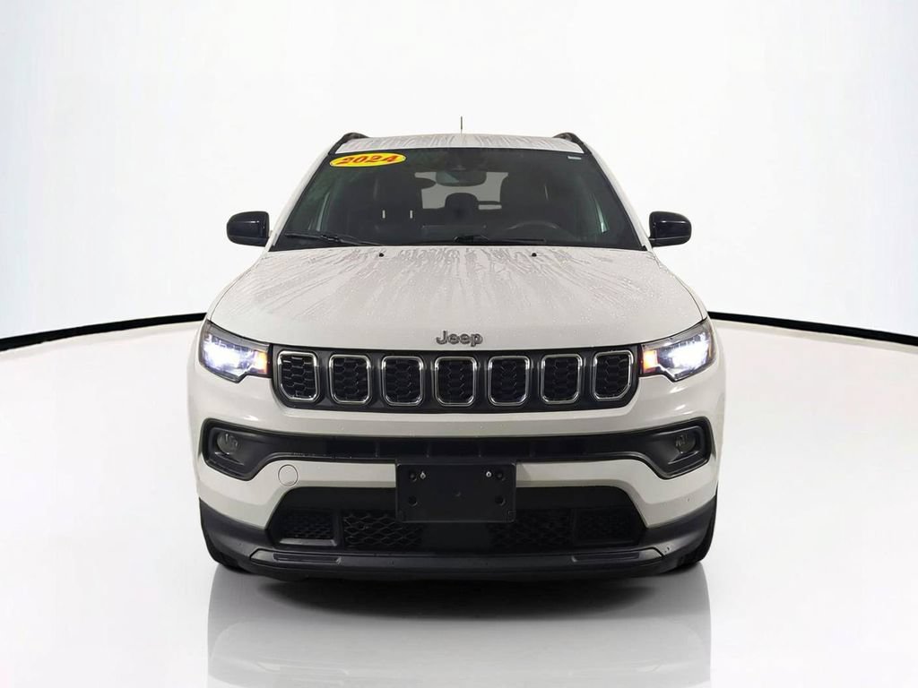 Used 2024 Jeep Compass Latitude AWD/4WD image 3