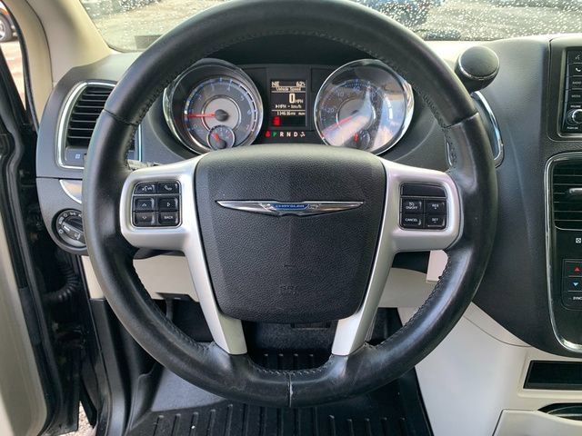 Used 2015 Chrysler Town & Country Touring FWD image 22