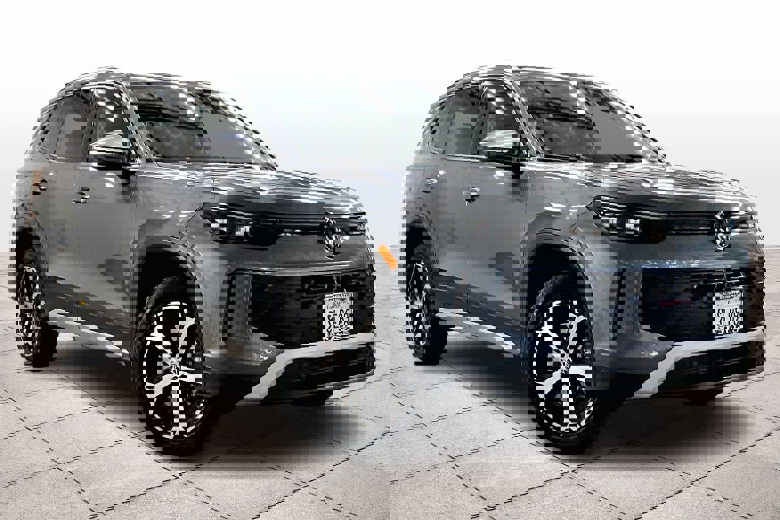 Used 2025 Volkswagen Tiguan SE image 2