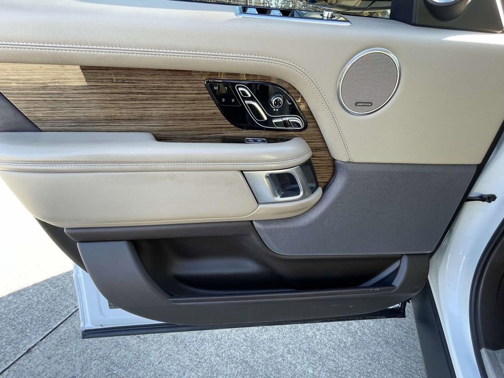 Used 2019 Land Rover Range Rover HSE image 16