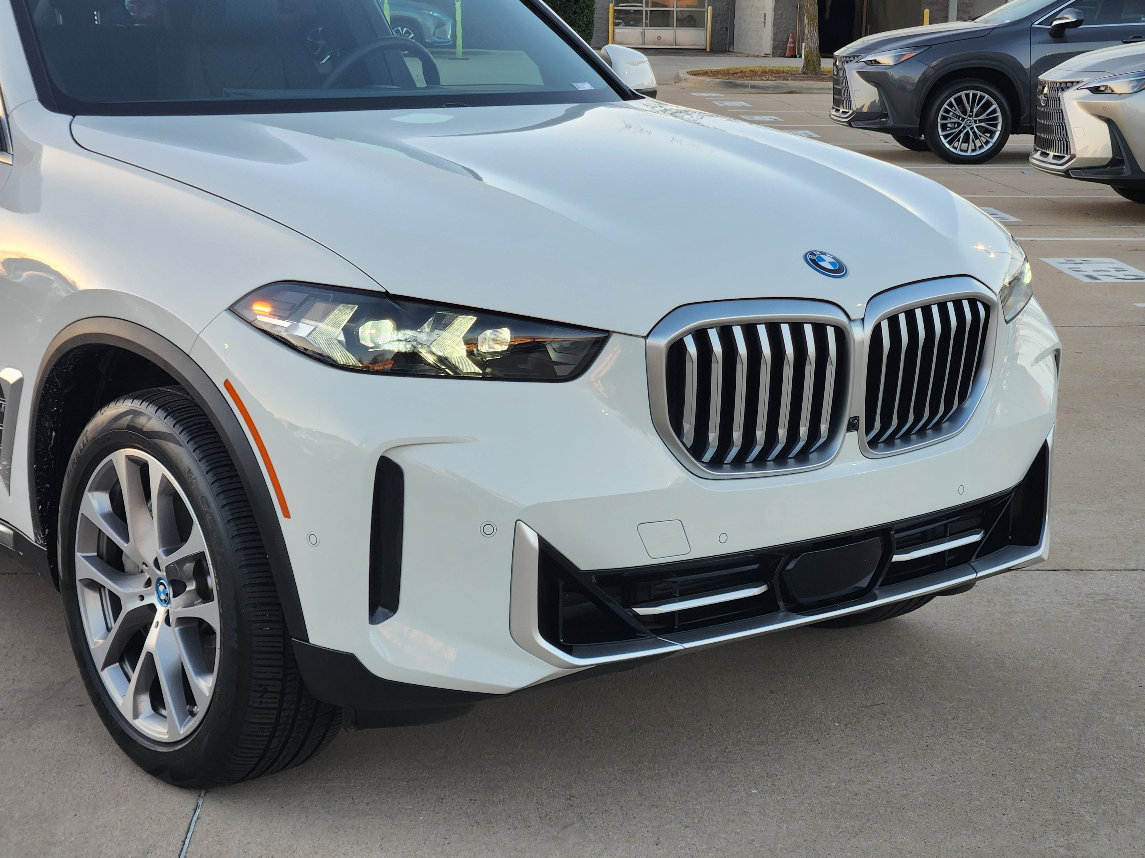 Used 2024 BMW X5 xDrive50e image 9