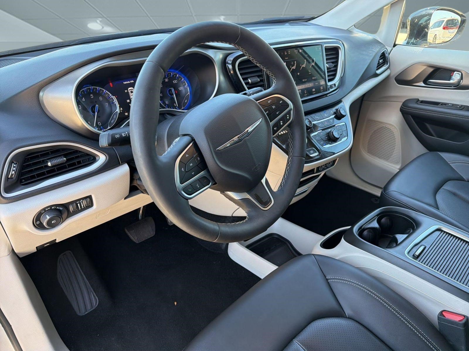 Certified 2024 Chrysler Pacifica Touring-L FWD image 4