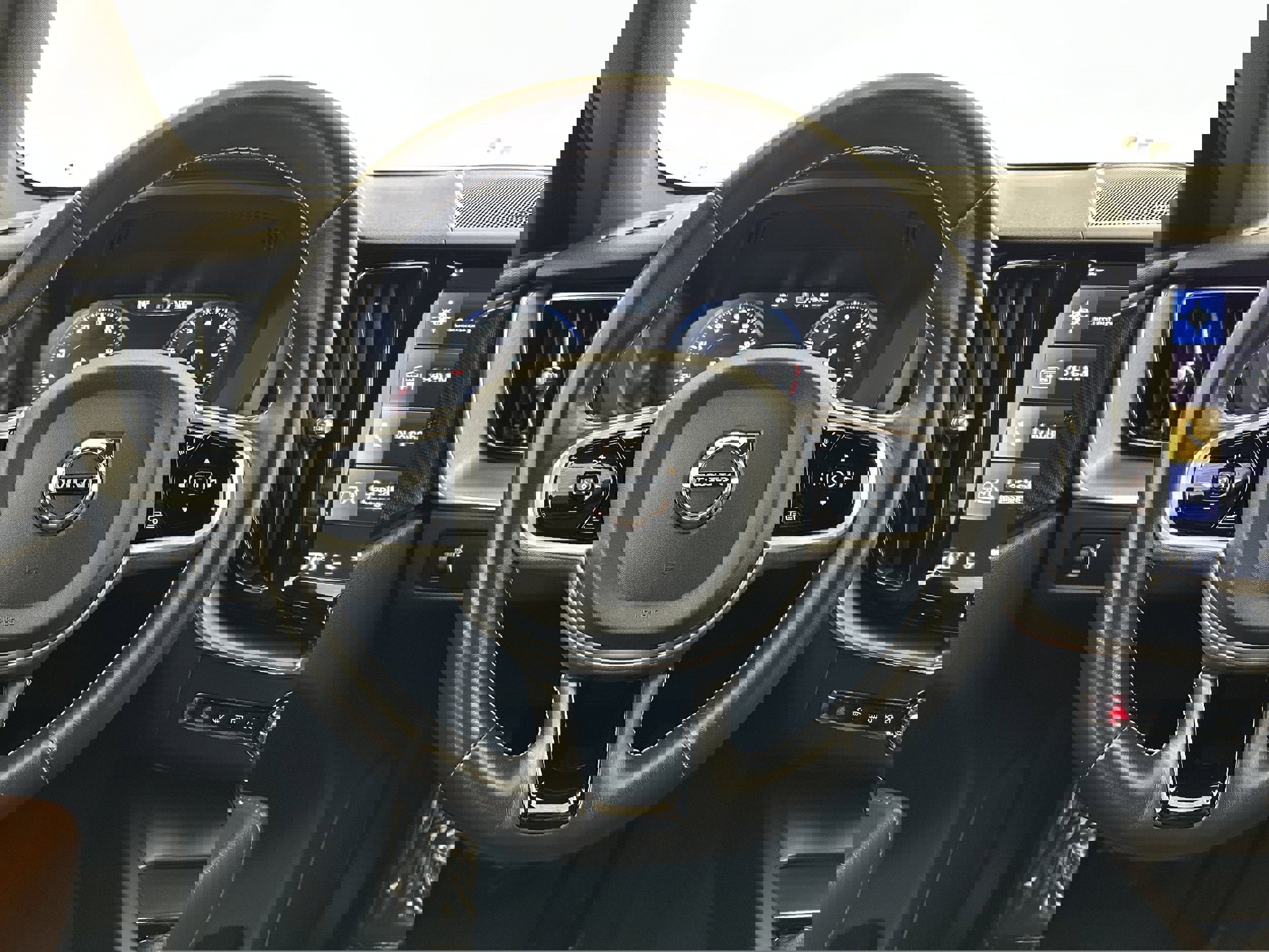 Used 2020 Volvo XC60 T6 Momentum image 12