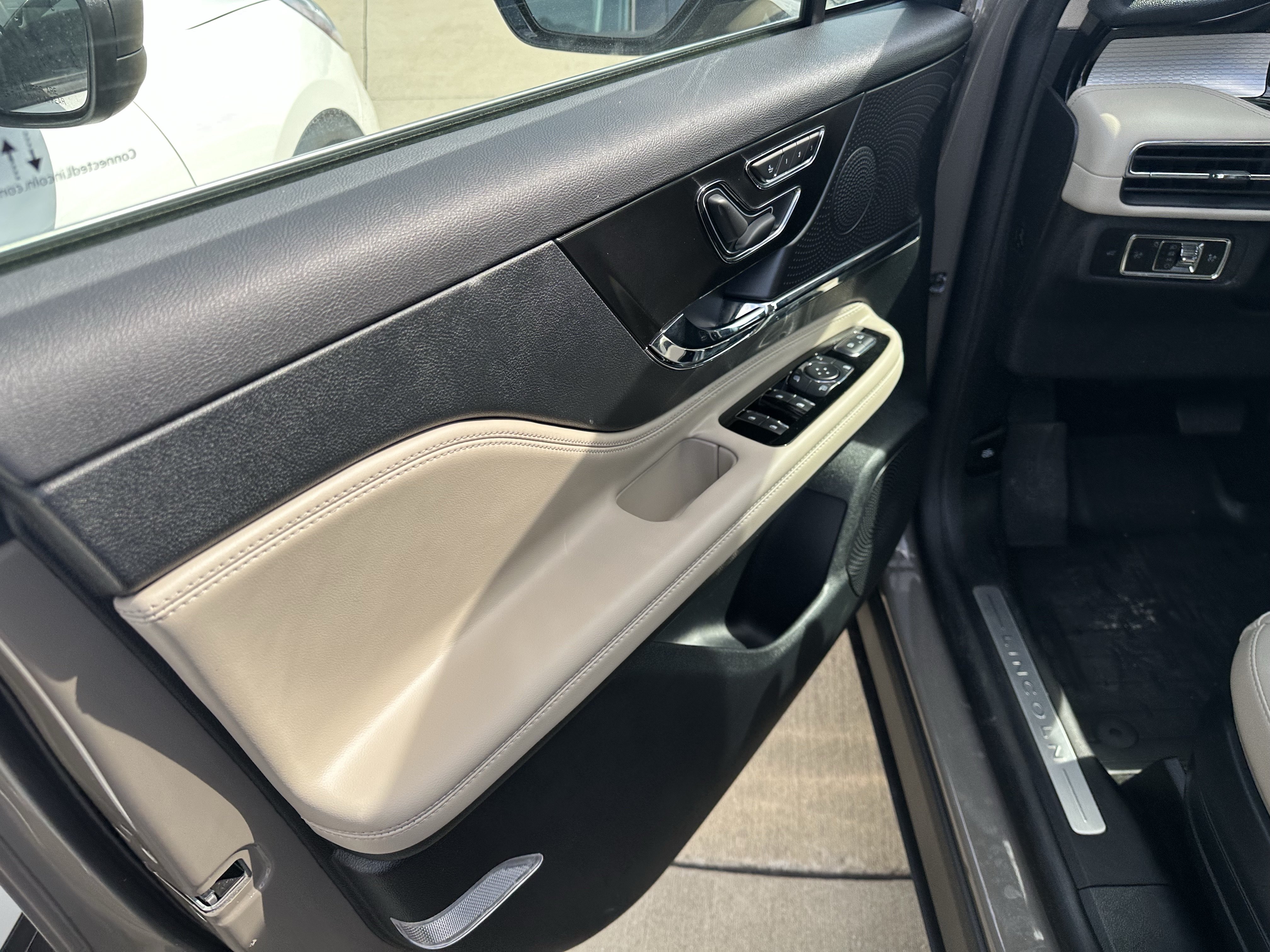 Used 2025 Lincoln Corsair AWD w/ Towing Package image 11