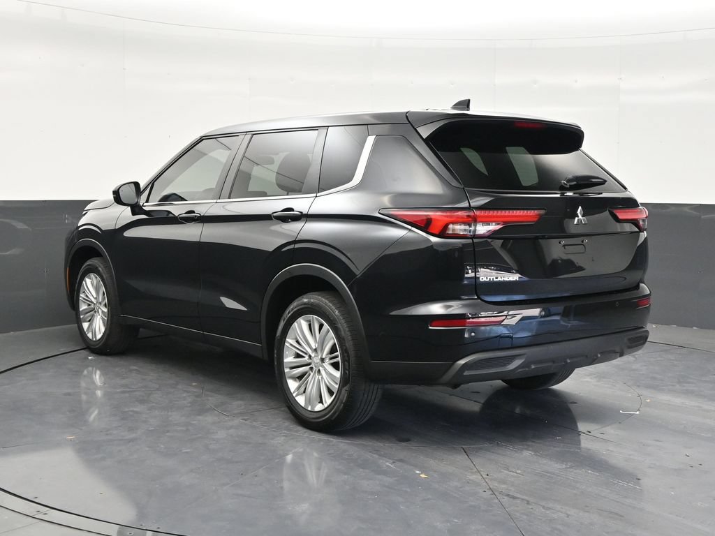 Used 2024 Mitsubishi Outlander ES FWD image 3