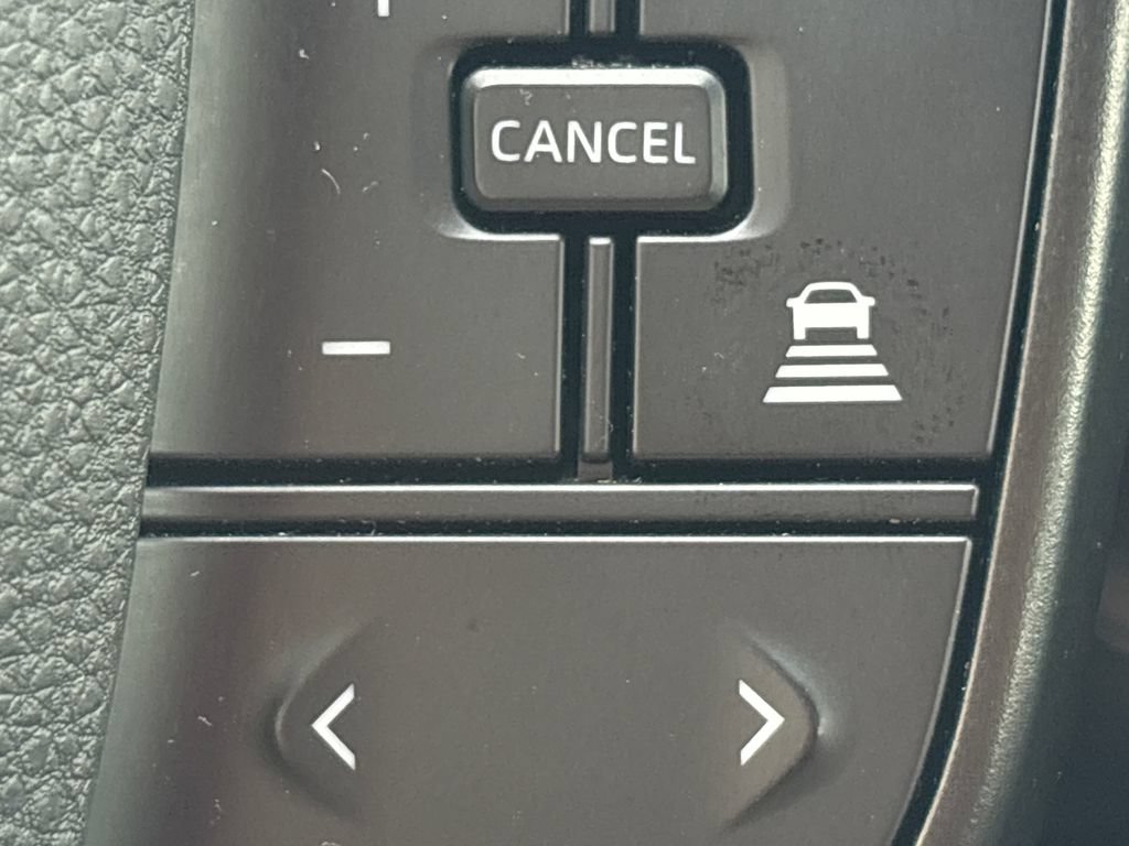 Used 2025 Toyota Prius LE FWD image 7