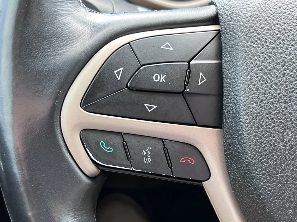 Used 2016 Jeep Cherokee Latitude AWD/4WD image 16