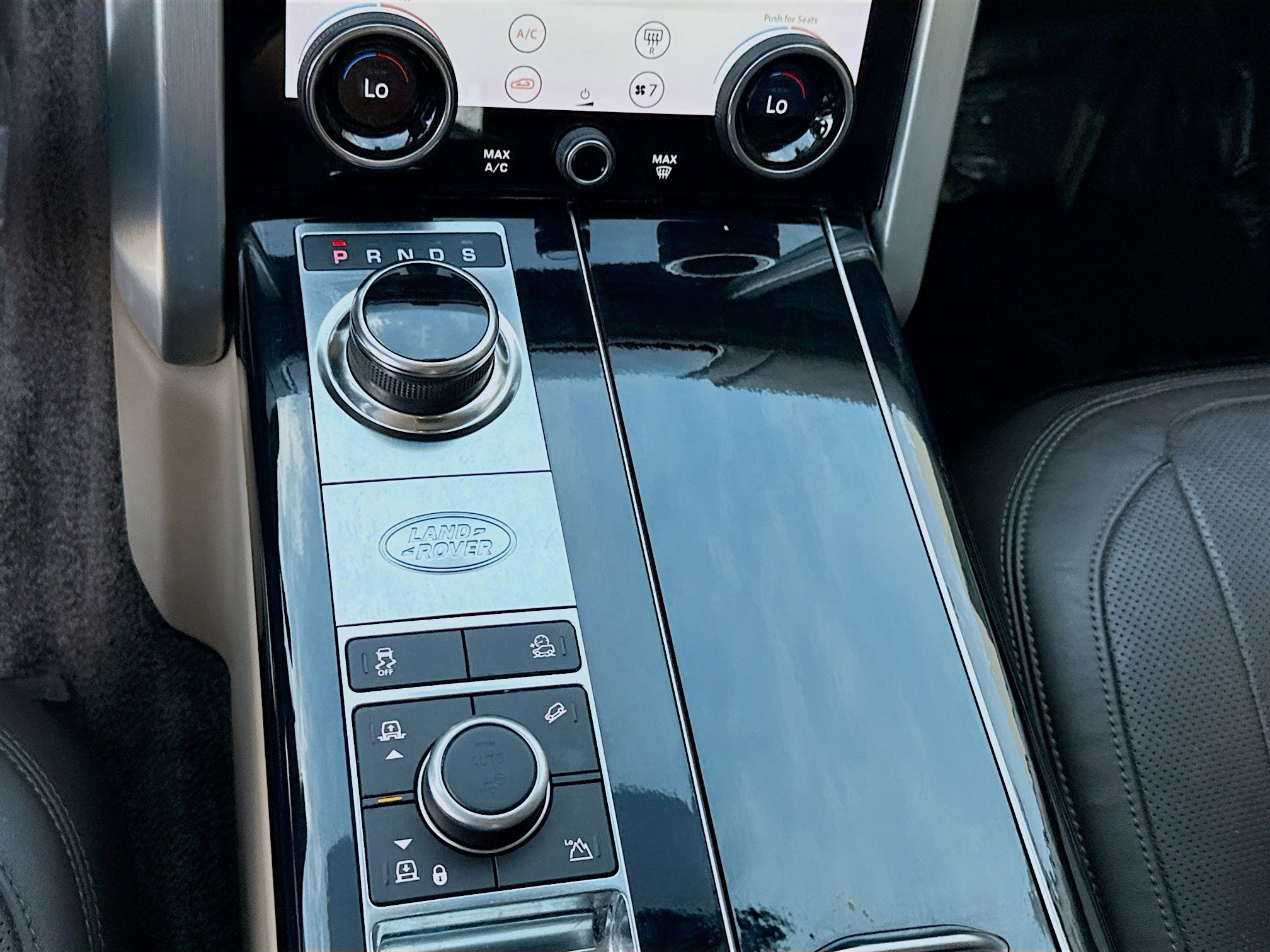 Used 2019 Land Rover Range Rover Velar R-Dynamic SE image 16