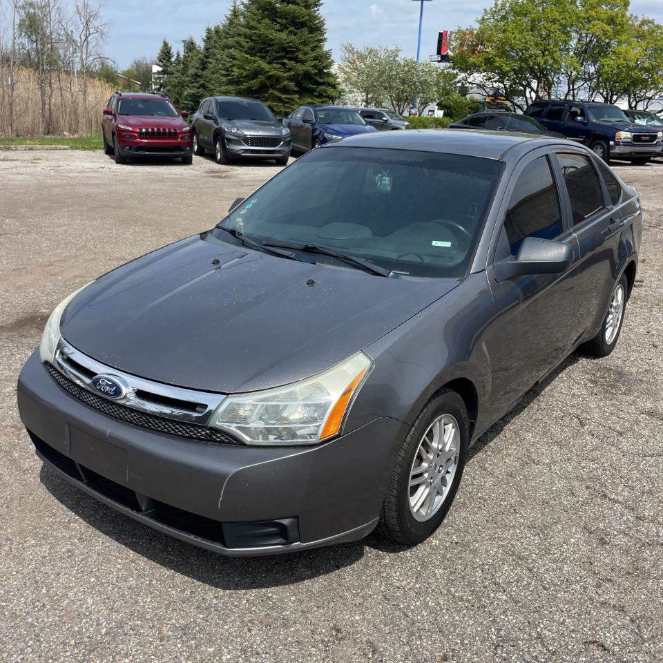 Used 2010 Ford Focus SE FWD image 2