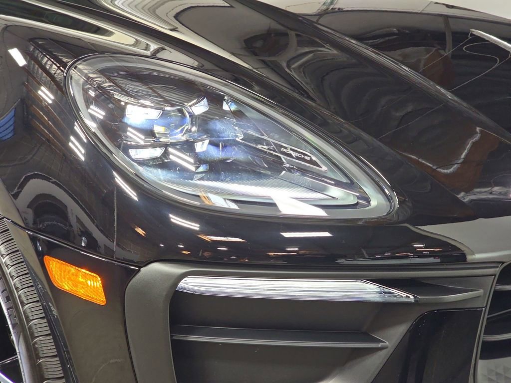 Certified 2025 Porsche Macan AWD/4WD image 12