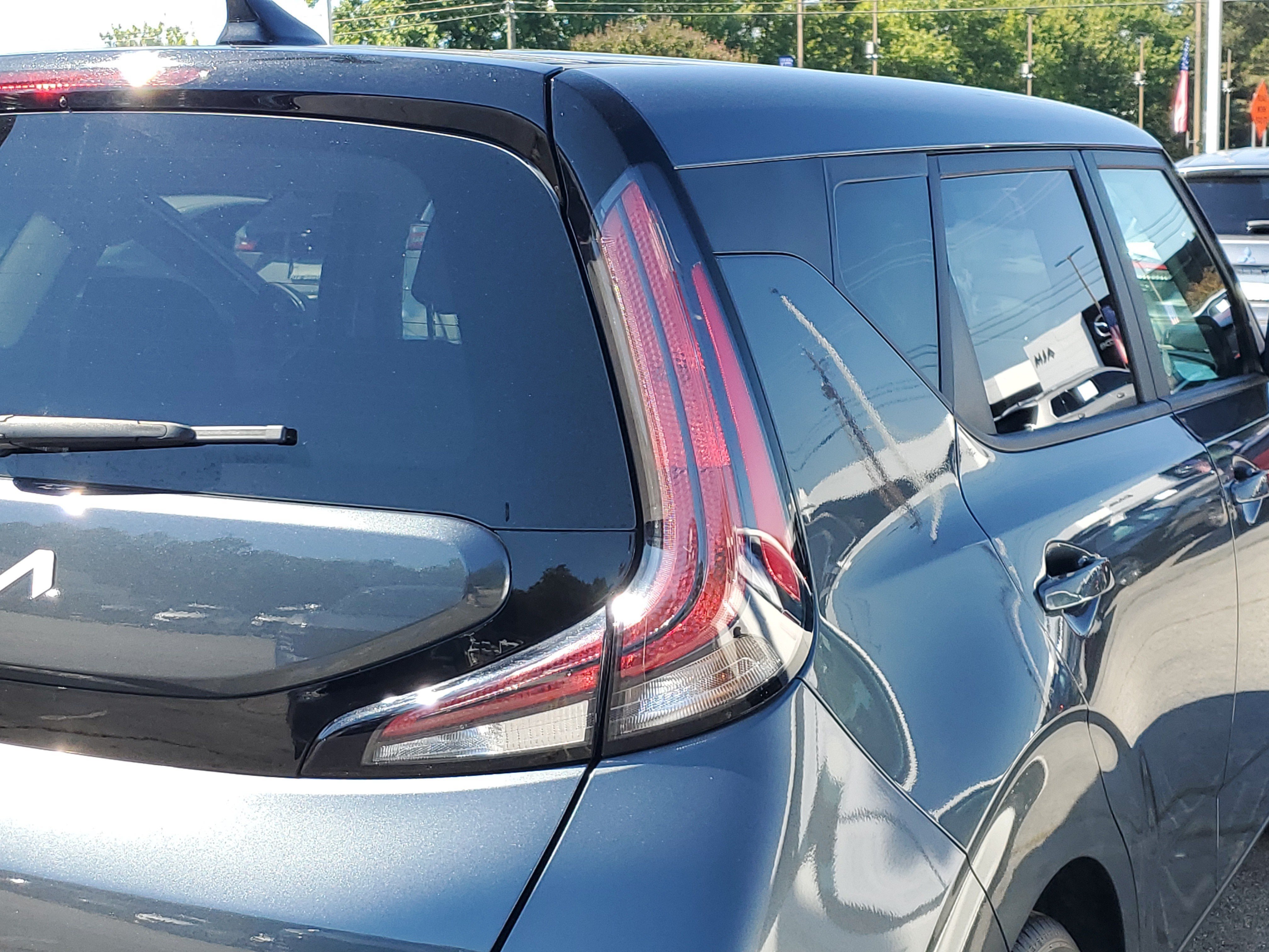 Used 2025 Kia Soul LX w/ LX Technology Package FWD image 8