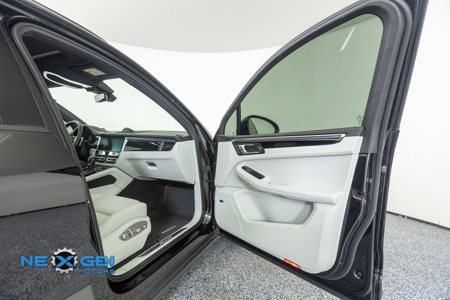 Used 2024 Porsche Macan AWD/4WD image 43