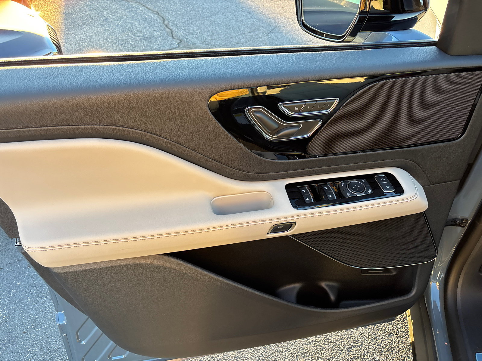 New 2027 Lincoln Aviator AWD image 11