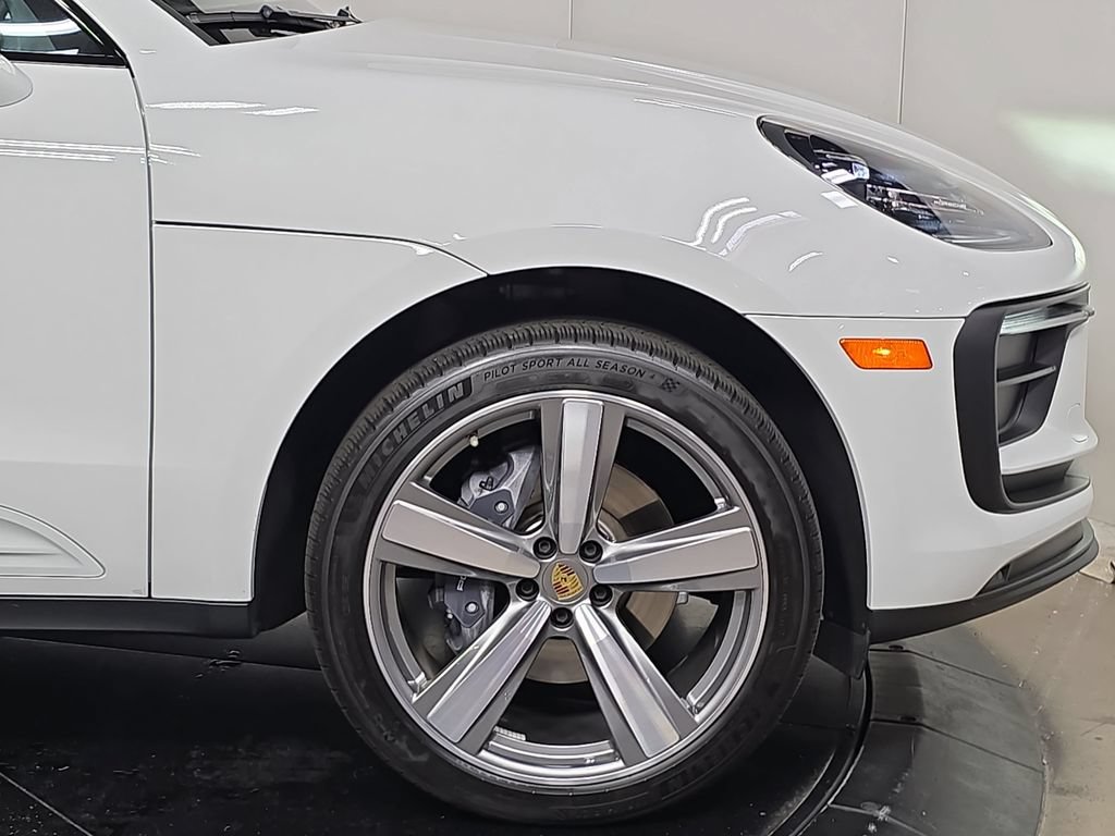 Certified 2025 Porsche Macan AWD/4WD image 11