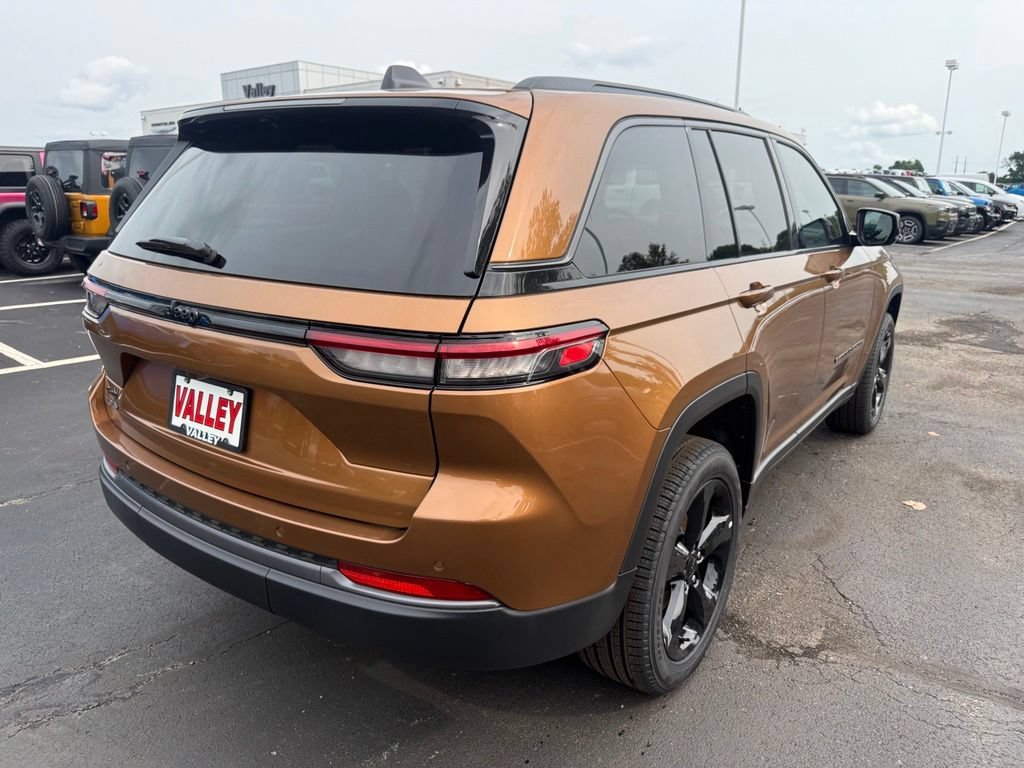 New 2026 Jeep Grand Cherokee Limited w/ Limited Altitude Package AWD/4WD image 3