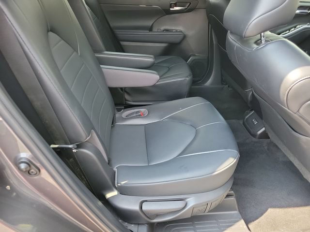 Used 2022 Toyota Highlander XLE FWD image 23